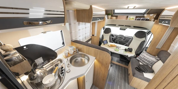 CI-Horon-85XT_camper_dinette-2048x1365