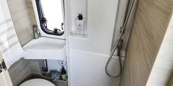 CI_vanKyros2_bathroom-1367x2048