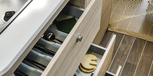 CI_vanKyros2_drawer-scaled