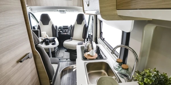 CI_vanKyros2_kitchen-2048x1367