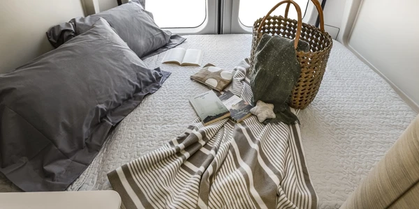 CI_vanKyros2_nightarea-2048x1367