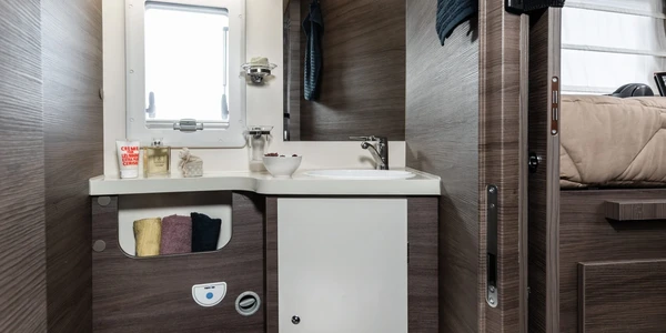 Mclouis-Nevis-873-bagno-wc-camper-scaled