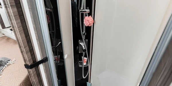 Mclouis-Nevis-879-bagno-doccia-camper-scaled